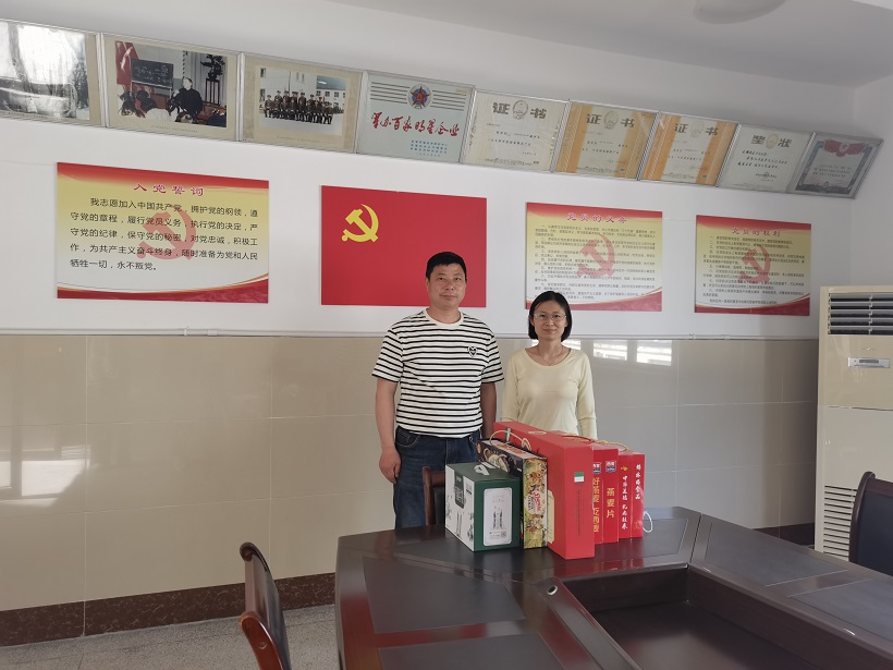 街道總工會(huì)慰問(wèn)省勞模.jpg